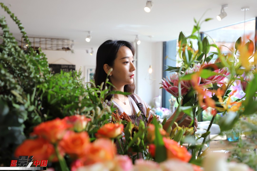 每天和花打交道是一個幸福的職業(yè)，但同時也充滿壓力和挑戰(zhàn)，“花在呈現(xiàn)給客人的那一瞬間是美好的，但前面的每一個步驟都是很辛苦的?！蓖趵桄抡f，花藝是最原始的手工藝產(chǎn)品，沒有辦法機械化、流程化和規(guī)?；?，必須要用雙手一點點地賦予其生命和美感。圖為王黎媛在挑選制作花束的鮮花。新華網(wǎng) 周亞平/攝 念新洪/文